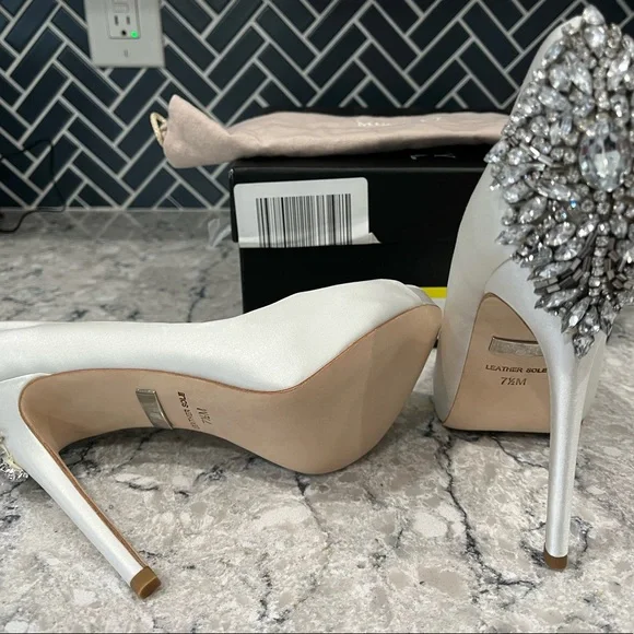 Size 7.5 Badgley Mischka white peep-toed pumps. New with box. Retails for $245. - Picture 4 of 7